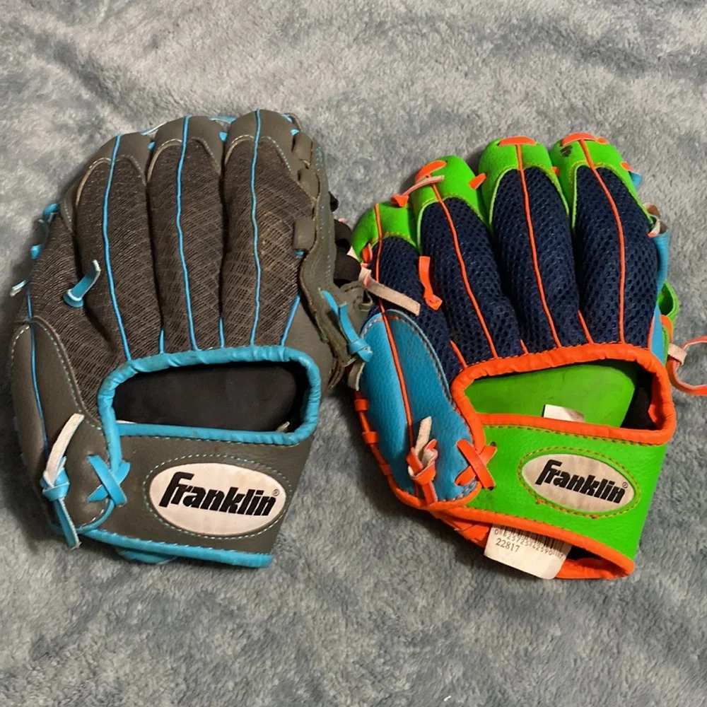 Pair of baseball gloves - Picture 6 of 6